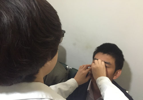 角膜移植手術(shù)，讓他終于能好好見證女兒成長