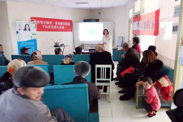 普瑞眼科為社區(qū)居民進行青光眼防控講座及眼部檢查