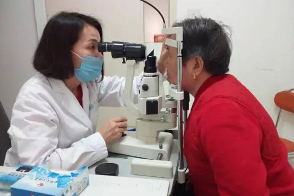 普瑞眼科為社區(qū)居民進行青光眼防控講座及眼部檢查