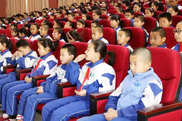 【公益】普瑞眼科走進(jìn)達(dá)坂城中學(xué) 贈(zèng)送100副近視眼鏡