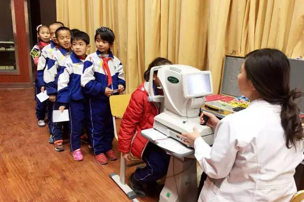 【公益】普瑞眼科走進(jìn)達(dá)坂城中學(xué) 贈(zèng)送100副近視眼鏡