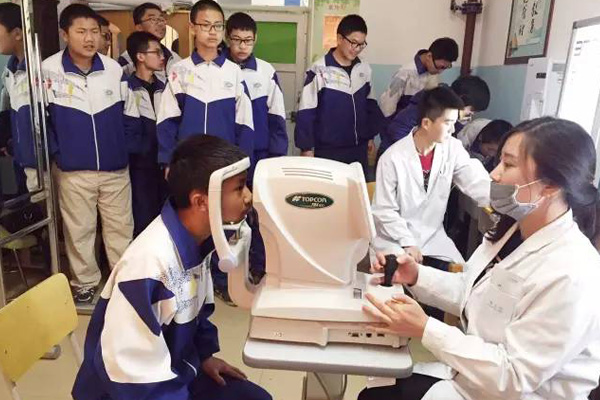 【公益】普瑞眼科走進(jìn)達(dá)坂城中學(xué) 贈(zèng)送100副近視眼鏡