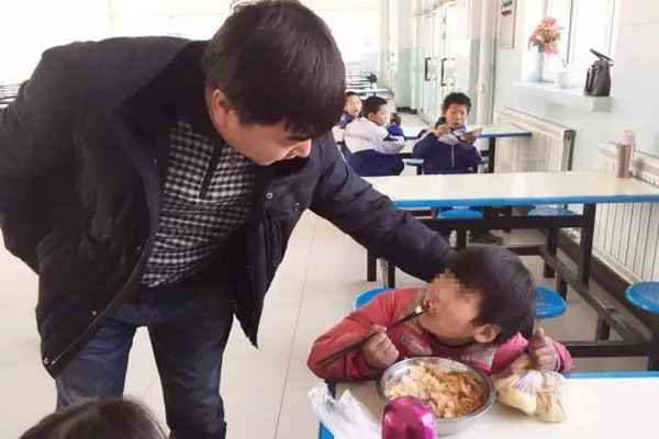 【公益】普瑞眼科走進(jìn)達(dá)坂城中學(xué) 贈(zèng)送100副近視眼鏡