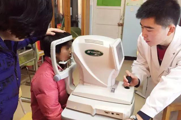 【公益】普瑞眼科走進(jìn)達(dá)坂城中學(xué) 贈(zèng)送100副近視眼鏡