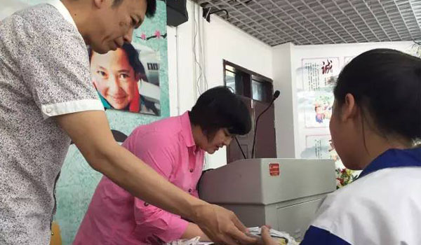 普瑞眼科為達(dá)坂城中學(xué)現(xiàn)場贈送79副近視眼鏡