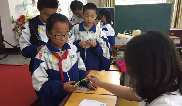 普瑞眼科為達(dá)坂城中學(xué)現(xiàn)場贈送79副近視眼鏡