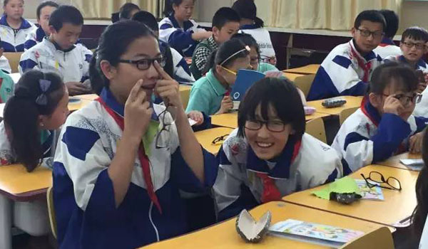普瑞眼科為達(dá)坂城中學(xué)現(xiàn)場贈送79副近視眼鏡
