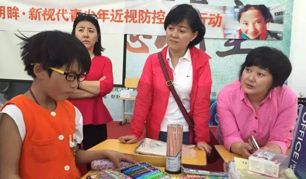 普瑞眼科為達(dá)坂城中學(xué)現(xiàn)場贈送79副近視眼鏡