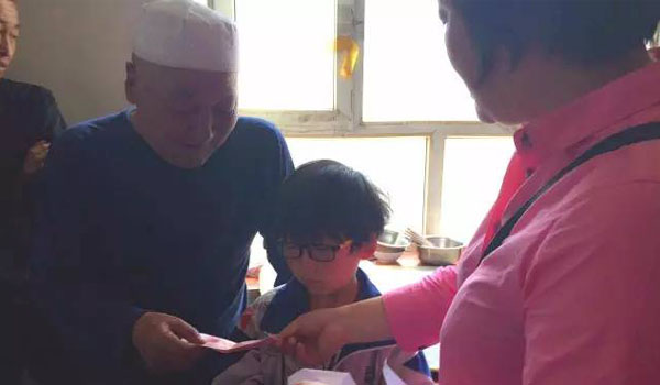 普瑞眼科為達(dá)坂城中學(xué)現(xiàn)場贈送79副近視眼鏡