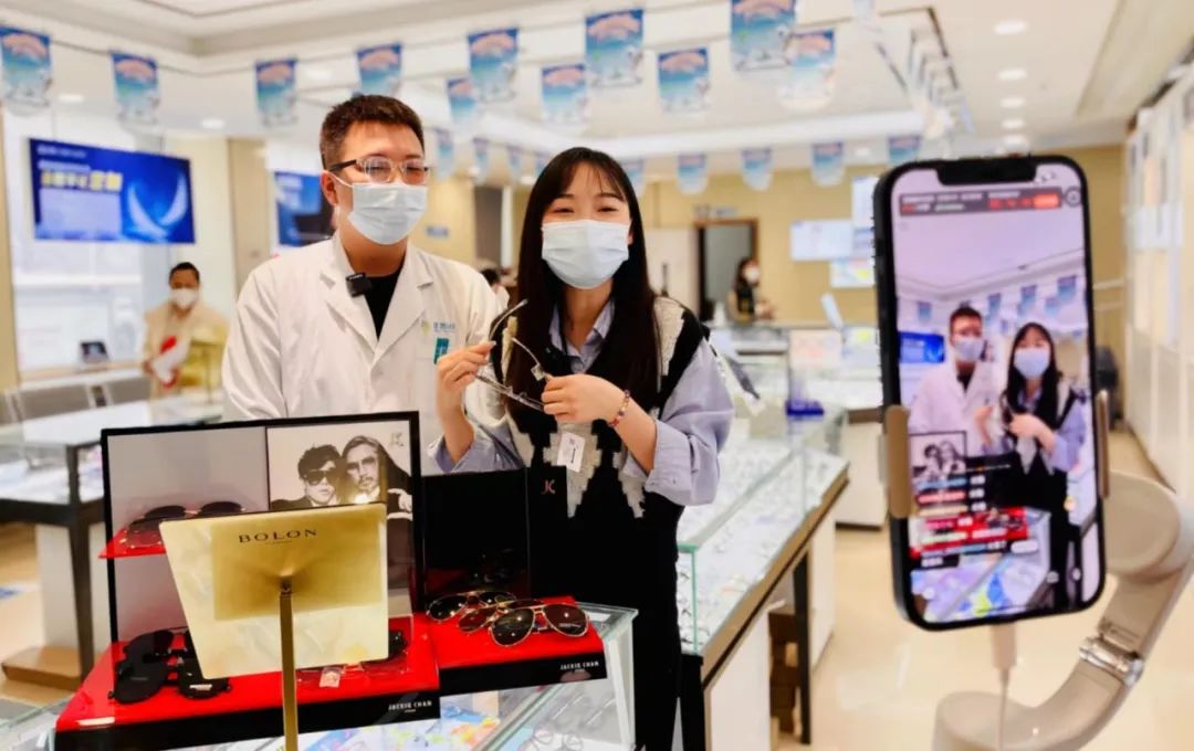 愛眼知識講座、眼部體檢，關(guān)愛女性眼健康